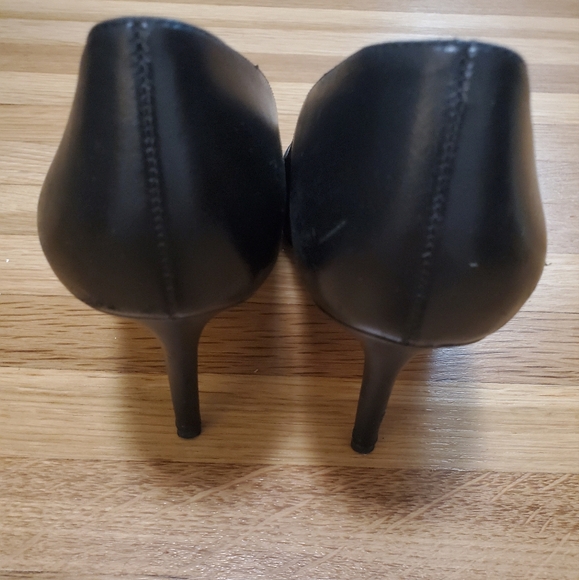 Coach pointed toe black heels with gold coach emblem - Picture 7 of 7